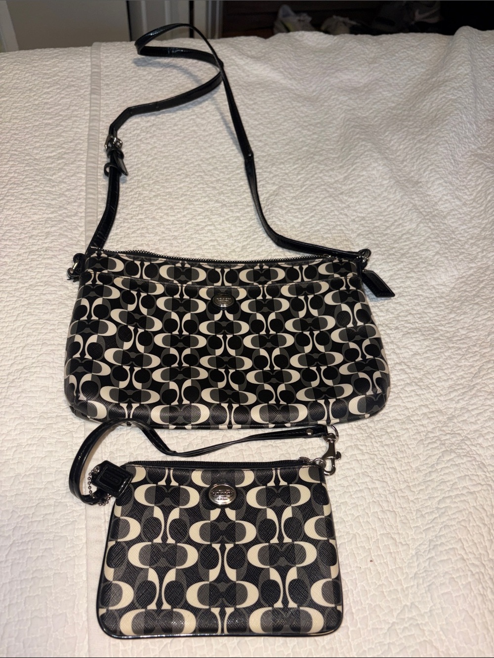 Coach Payton Signature Crossbody Set with Wristlet 2 pieces in GUC